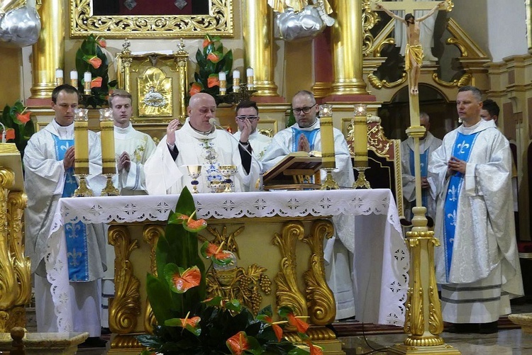 Bp Piotr Greger i dwaj neoprezbiterzy na czuwaniu w Hałcnowie