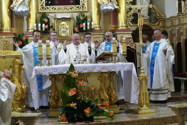 Bp Piotr Greger i dwaj neoprezbiterzy na czuwaniu w Hałcnowie