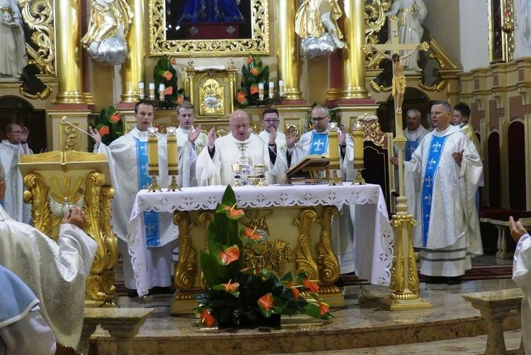 Bp Piotr Greger i dwaj neoprezbiterzy na czuwaniu w Hałcnowie