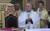 Bp Piotr Greger i dwaj neoprezbiterzy na czuwaniu w Hałcnowie