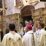 Bp Piotr Greger i dwaj neoprezbiterzy na czuwaniu w Hałcnowie