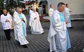 Bp Piotr Greger i dwaj neoprezbiterzy na czuwaniu w Hałcnowie