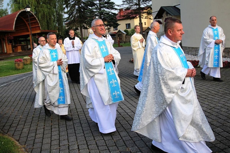 Bp Piotr Greger i dwaj neoprezbiterzy na czuwaniu w Hałcnowie