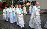 Bp Piotr Greger i dwaj neoprezbiterzy na czuwaniu w Hałcnowie