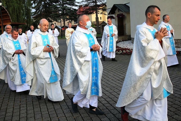 Bp Piotr Greger i dwaj neoprezbiterzy na czuwaniu w Hałcnowie