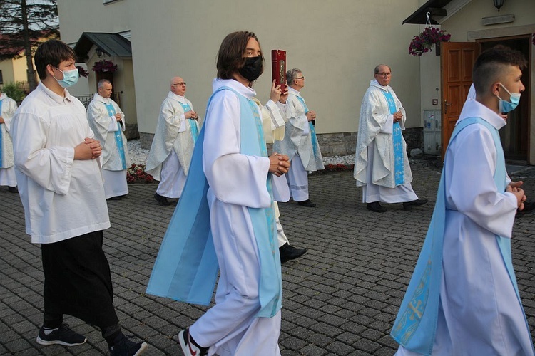 Bp Piotr Greger i dwaj neoprezbiterzy na czuwaniu w Hałcnowie