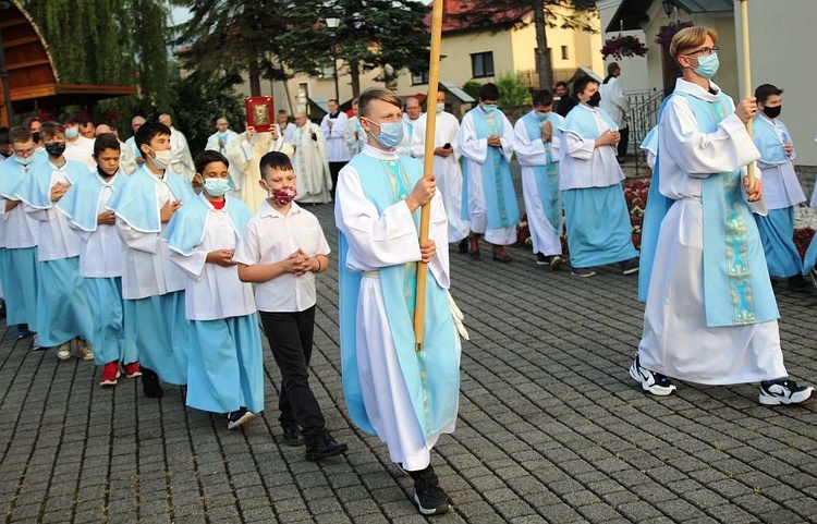 Bp Piotr Greger i dwaj neoprezbiterzy na czuwaniu w Hałcnowie