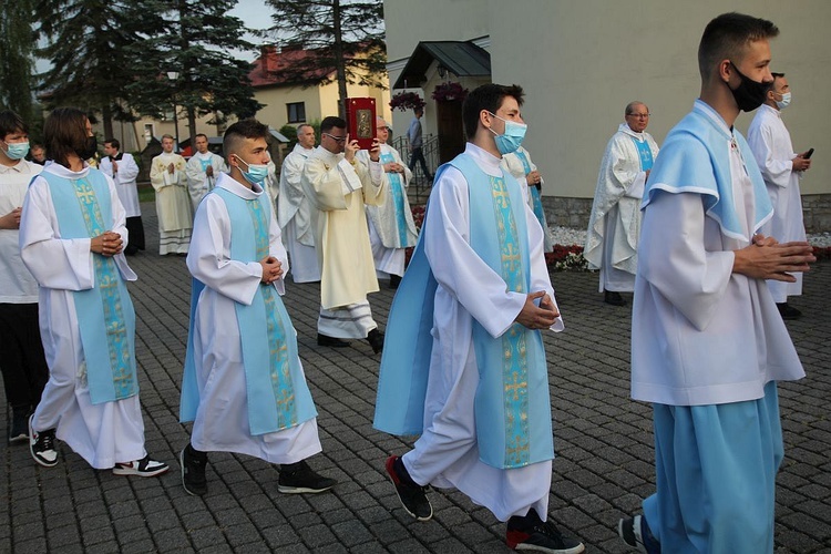 Bp Piotr Greger i dwaj neoprezbiterzy na czuwaniu w Hałcnowie