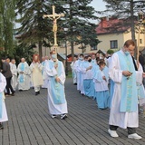 Bp Piotr Greger i dwaj neoprezbiterzy na czuwaniu w Hałcnowie
