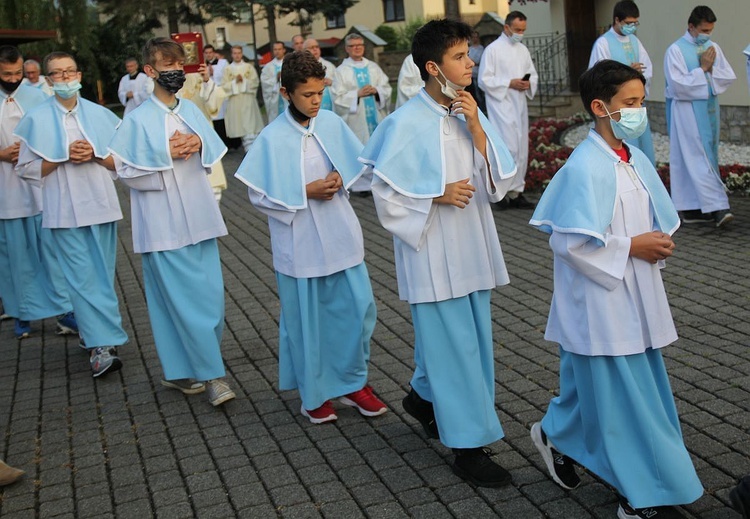 Bp Piotr Greger i dwaj neoprezbiterzy na czuwaniu w Hałcnowie