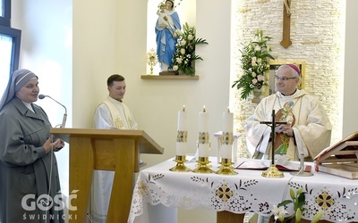 Siostra dyrektor powitała przybyłych gości.