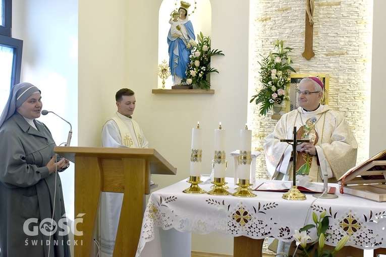 Siostra dyrektor powitała przybyłych gości.