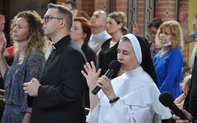 Część spotkania poprowadziła s. Wirginia Mielcarek - moderatorka regionalna wspólnoty Przyjaciół Oblubieńca w diecezji świdnickiej.