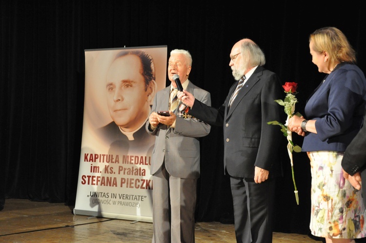 W Raciborzu wręczono medale im. ks. S. Pieczki. 