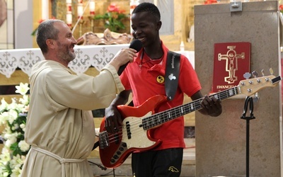 African Music School. Dają instrumenty zamiast karabinów