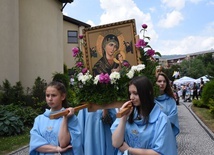 Dziewczęta z DSM niosą obraz patronki parafii.