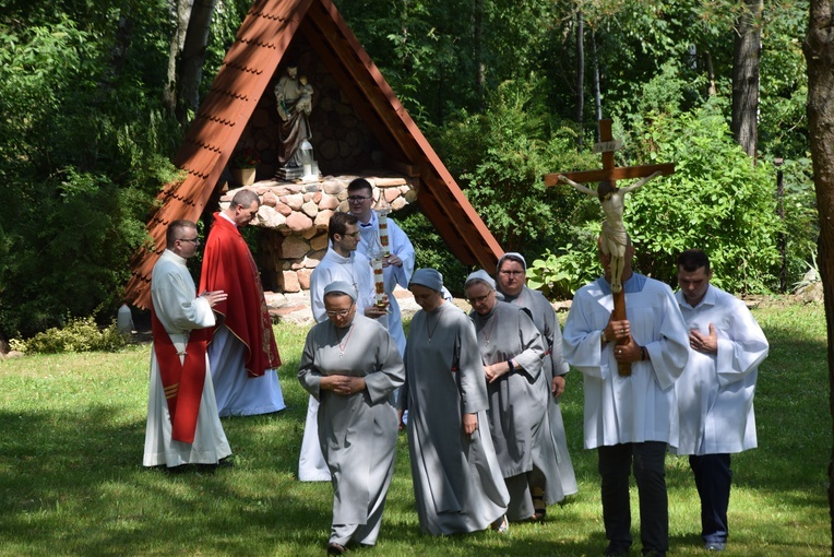 Chrusty - Msza św. i procesja