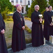 Z lewej ks. Marek Adamczyk, nowo mianowany rektor WSD w Radomiu, obok bp Marek Solarczyk, i trzeci z lewej ks. Jarosław Wojtkun, dotychczasowy rektor radomskiego seminarium, dalej ks. Paweł Gogacz i ks. Grzegorz Tęcza.