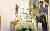 Przed ołtarzem wyeksponowano figurę, którą biskup poświęcił do sąsiednich Trzebieszowic.