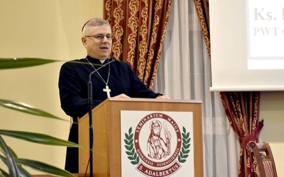 Bp Andrzej Siemieniewski w czasie sympozjum naukowego w Świdnicy.