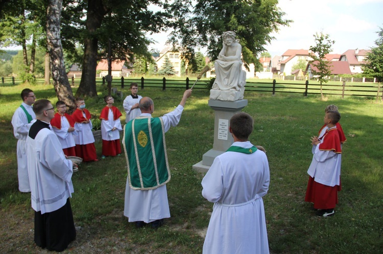 Lipnica Murowana. Poświęcenie figury Frasobliwego