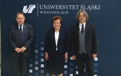 	Jolanta Wadowska-Król z rektorem UŚ Ryszardem Koziołkiem  (z prawej) i rektorem SUM Tomaszem Szymańskim (z lewej).