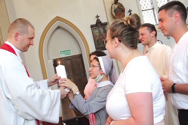 	Podczas posłania na rekolekcje uczestnicy DOM odebrali symboliczną świecę.