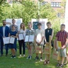 Zwycięzcy, organizatorzy i wręczający nagrody w ogrodzie Miejskiej Biblioteki w Radomiu.
