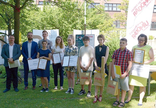 Zwycięzcy, organizatorzy i wręczający nagrody w ogrodzie Miejskiej Biblioteki w Radomiu.