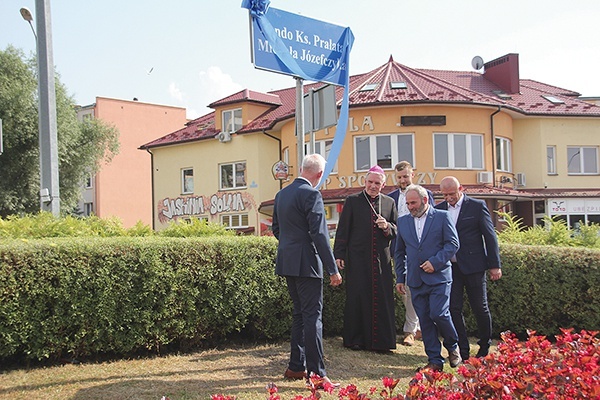 Odsłonięcie tablicy z nazwą. 