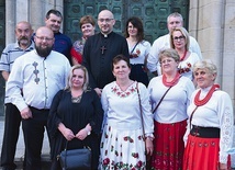▲	Ksiądz Grzegorz z parafianami z Banicy.