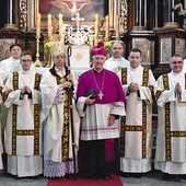 Pamiątkowe zdjęcie z moderatorami seminarium i obecnymi na liturgii biskupami.