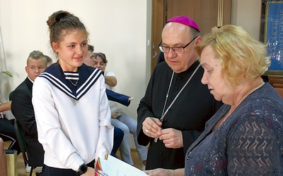 Wręczenie nagrody Dominice Pasterz z Liceum Sióstr Niepokalanek  w Wałbrzychu.