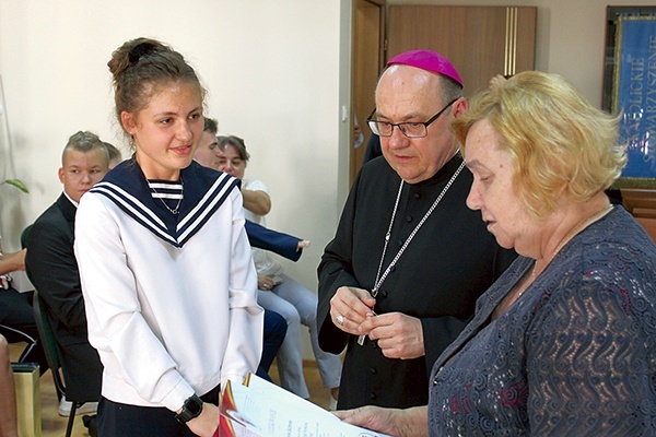 Wręczenie nagrody Dominice Pasterz z Liceum Sióstr Niepokalanek  w Wałbrzychu.