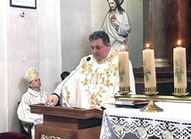 Biskupa i przedstawicieli szkół powitał proboszcz ks. Tomasz Nuckowski.