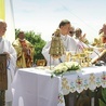 Bp Ignacy Dec i ks. Julian Rafałko w koncelebrze z bp. Adamem Bałabuchem.