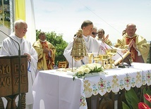 Bp Ignacy Dec i ks. Julian Rafałko w koncelebrze z bp. Adamem Bałabuchem.