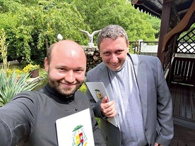▲	Diecezjalnego duszpasterza młodzieży, ks. Łukasza Malca (z prawej), będzie wspierał teraz ks. Damian Drop.