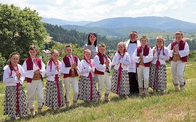 ▲	Pamiątką tego ważnego dnia będą zdjęcia pierwszokomunijne z beskidzką panoramą w tle.