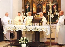 ▲	W czasie Mszy św. kapłani modlili się za ks. Jana Czajkowskiego.