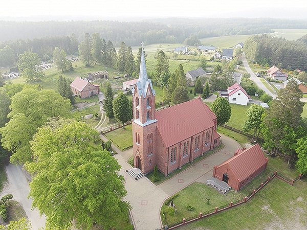 ▲	Kościelna wieża dominuje nad wsią i okolicą.