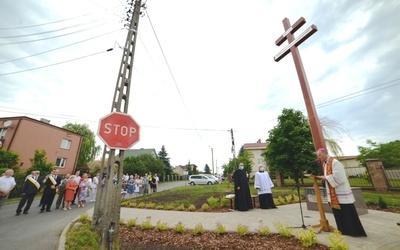 Krzyż ustawiono na osiedlu Południe, u zbiegu ulic Żytniej i Pastwiska.