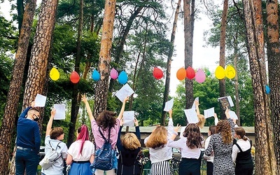 Uczniowie z radością przywitali czas letniego wypoczynku.