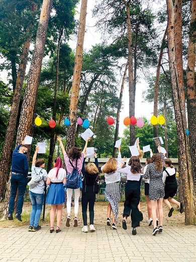 Uczniowie z radością przywitali czas letniego wypoczynku.