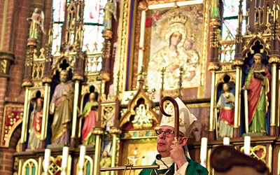 Biskup podkreślił,  że Maryja przyniosła znękanemu ludowi warmińskiemu nadzieję.