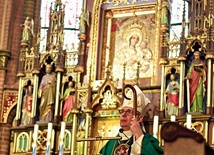 Biskup podkreślił,  że Maryja przyniosła znękanemu ludowi warmińskiemu nadzieję.