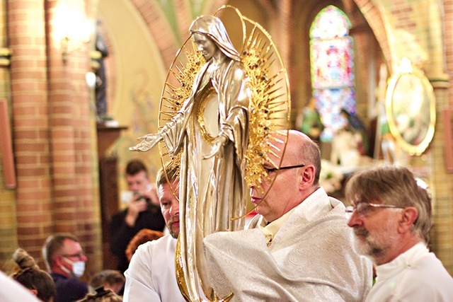 Monstrancję wprowadził  bp Janusz Ostrowski.