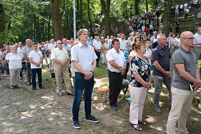 Grota lurdzka  wypełniła się pielgrzymami.