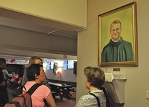 Portret kapłana namalował Aron Knosala z Opola.