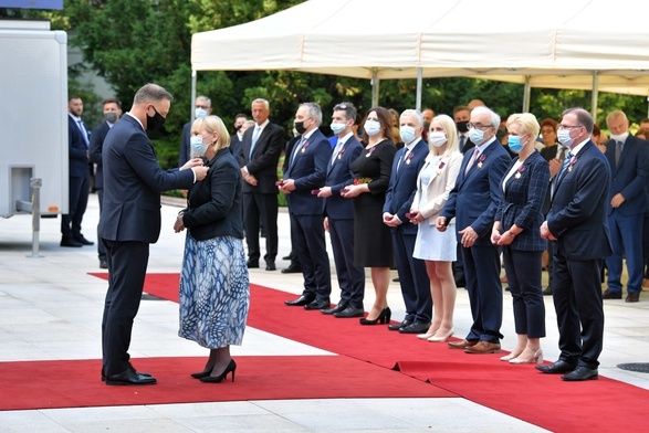 Prezydent wręczył odznaczenia osobom zasłużonym w walce z pandemią